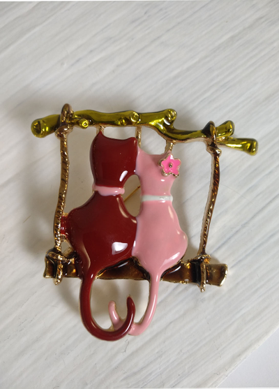 (АРТИКУЛ: 9300/90) БРОШКА ЖЕНСКАЯ "КОШКИ", СРЕДНЕГО РАЗМЕРА,  МЕТАЛЛ "ТЕМНОЕ ЗОЛОТО",  ТЕМНО-КРАСНАЯ И РОЗОВАЯ ЭМАЛЬ