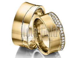Обручальные кольца широкие из желтого золота с бриллиантами в женском кольце с вогнутым профилем