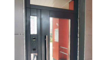 Домофонная профильная 1,5-створчатая дверь с фрамугой и стеклопакетами. г. челябинск