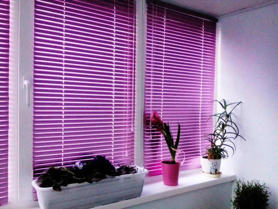 алюминиевые жалюзи на пластиковое окно