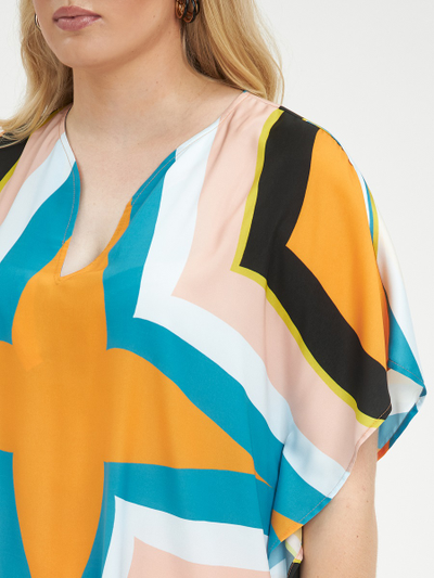 Яркая летняя блуза с красочным принтом