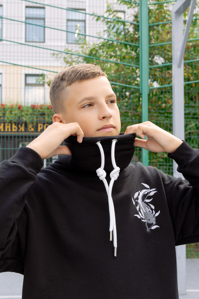 Худи с высоким горлом и вышивкой