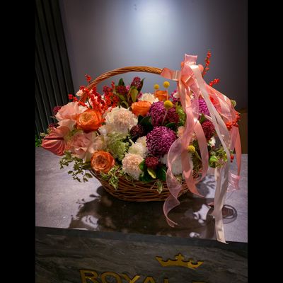 Корзина пионовидных роз и Фрезий