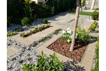 Терраса со встроенными грядками из ДПК у бассейна