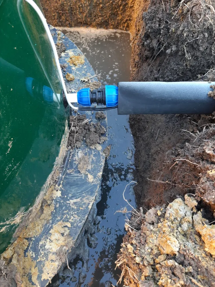 Сделали отвод трубы в сточную канаву