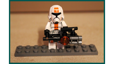 Одна из Минифигурок Солдат СТАРОЙ РЕСПУБЛИКИ из Набора LEGO # 75001 с Мощным Переносным Штурмовым Бластером DA–AC1 (DA–AC1 Assault Cannon).