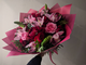 Яркий авторский букет из орхидей, орнитогалума, красных и розовых роз Вэм