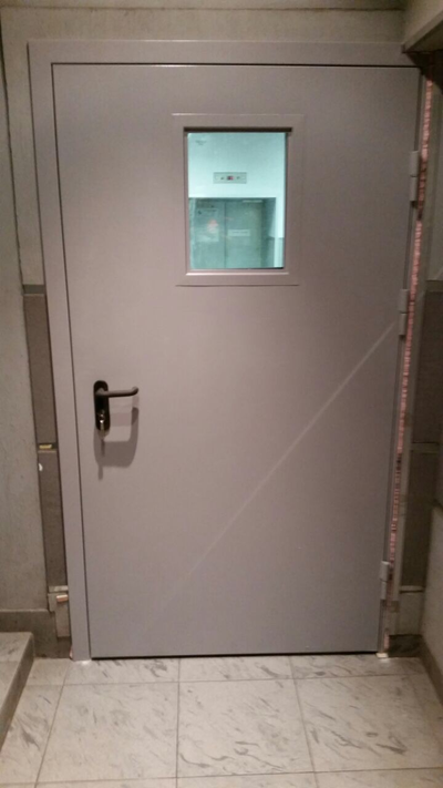 Дверь техническая остекленная стеклопакетом 400*300 мм,  размер двери по коробке 2100*900 мм, толщина металла 1,2 мм с двух сторон. Покраска по каталогу RAL цветом 7035.