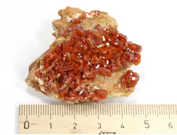 Ванадинит, кристаллы на породе, Марокко (47*43*21 мм, 47 г) №35888