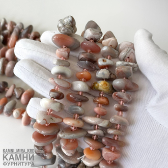 Агат Ботсвана розовый крупные чипсы фри-форм 13-20х7-9 мм через стеклянный рондель, цена за нить 19 см