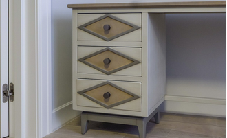 Письменный стол с тумбой слева, в стиле 50-х.