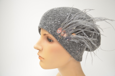 Серый берет с перьями