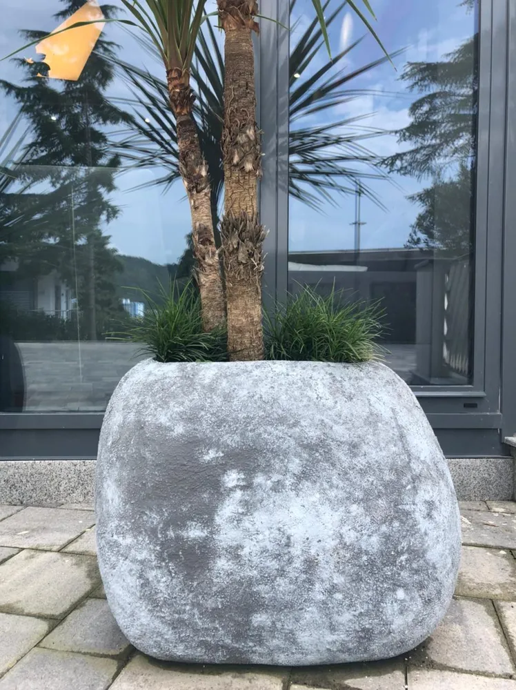 Кашпо в виде камня из стеклопластика