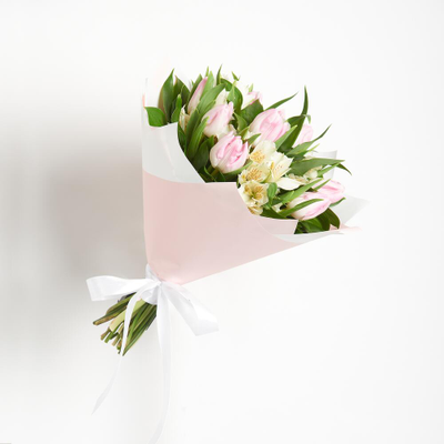 Букет из тюльпанов с альстромерией