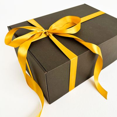 Черная подарочная коробка GILEV 37x26x12см с золотой лентой и наполнителем