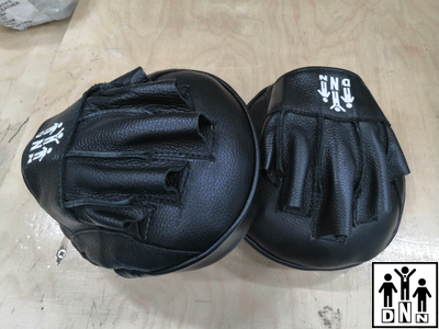 Лапы боксерские вогнутые натуральная кожа с открытыми пальцами