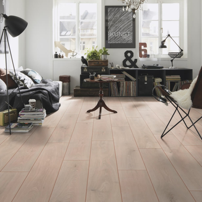 Биополы Wineo PURLINE 1000 wood XL Дуб Благородный Пудровый PL309R в интерьере гостиной