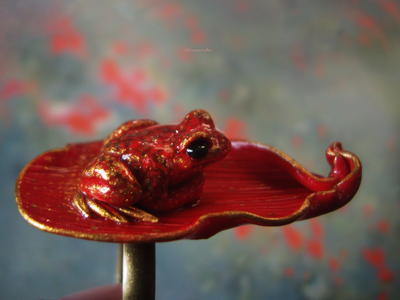 Кольцо с лягушкой на лепестке Червонной Муравы