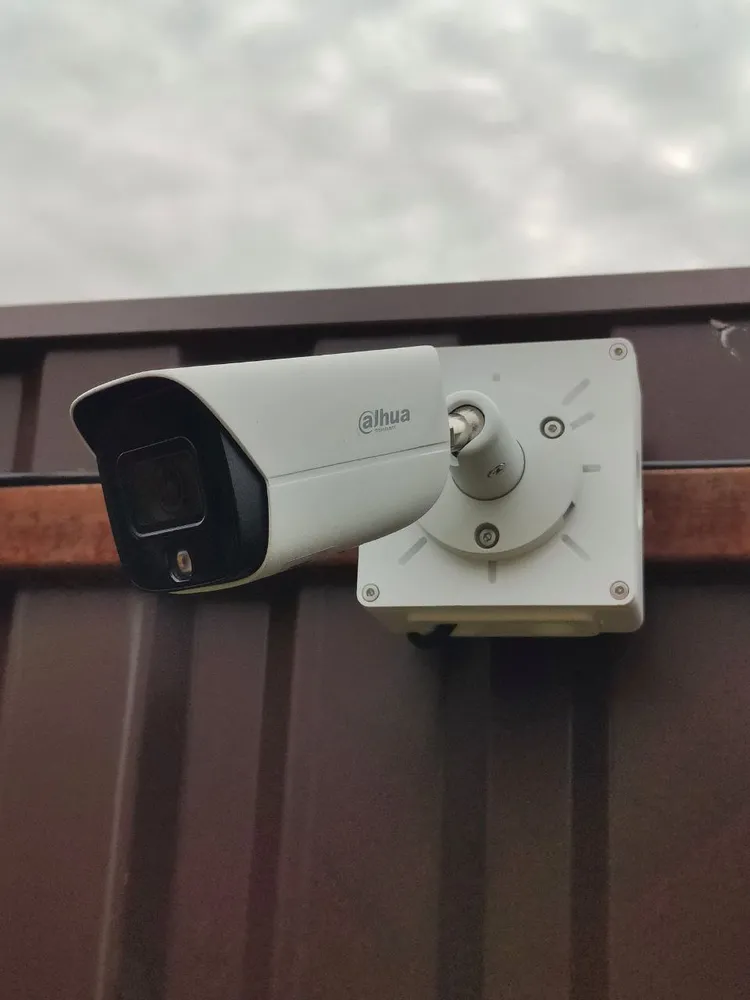 BOXFORCAM MONO LITE на заборе объекта заказчика при помощи адаптера BFC PLATFORM. 