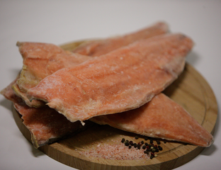 Соленая горбуша без головы. Икра рыбы. Рыбьи головы. Внутренности рыбы горбуши. Можно собаке горбушу.