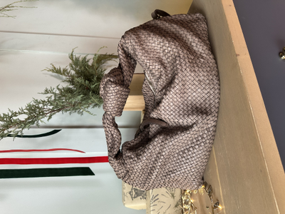 Женская большая плетеная сумка хобо из натуральной винтажной кожи Vera Pelle цвет тауп. Арт. 0268372