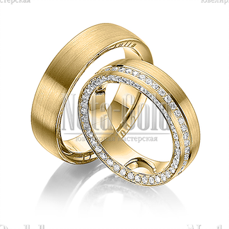 Обручальные кольца из жёлтого золота с бриллиантами в женском кольце и гравировкой на мужском с мелк