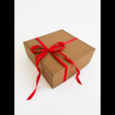 Большая подарочная коробка GILEV 37х37х14см с красной лентой и наполнителем крафт