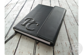 Кожаный ежедневник с объемными буквами на обложке