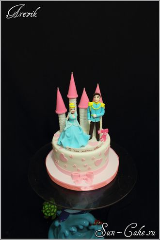 Торт замок, с принцессой и принцем.