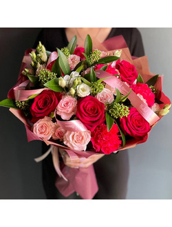 БУКЕТ ИЗ ОДНОГОЛОВЫХ ЯРКИХ РОЗ В СОЧЕТАНИИ С НЕЖНЫМИ КУСТОВЫМИ РОЗАМИ, ЭУСТОМОЙ, ГВОЗДИК С ДОБАВЛЕНИЕМ ЗЕЛЕНИ - (АРТ. С124)