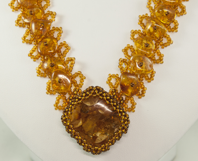 Колье из  чешского бисера , натурального янтаря и кабошон из ювелирной смолы с янтарем 00516