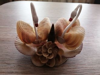 Лебединая пара с цветком сувенир