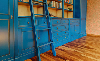 Библиотека модульная с лестницей и регулируемыми полками.