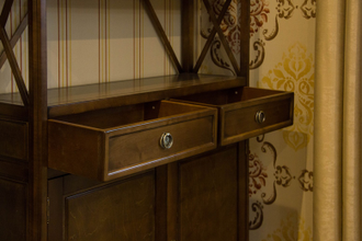 Стеллаж с нижней тумбой на резных ножках.