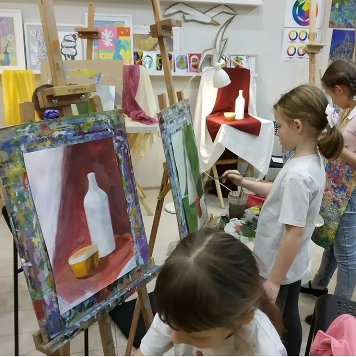 Тема: "Натюрморт на ярой драпировке. Два предмета". 
Живопись