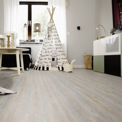 Виниловый пол Wineo 400 Wood Desire Oak Light DLC00108 в интерьере детской комнаты