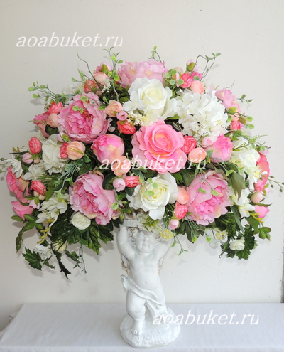 Композиция из искусственных цветов на статуэтке ангела Розовый шик  № СА001