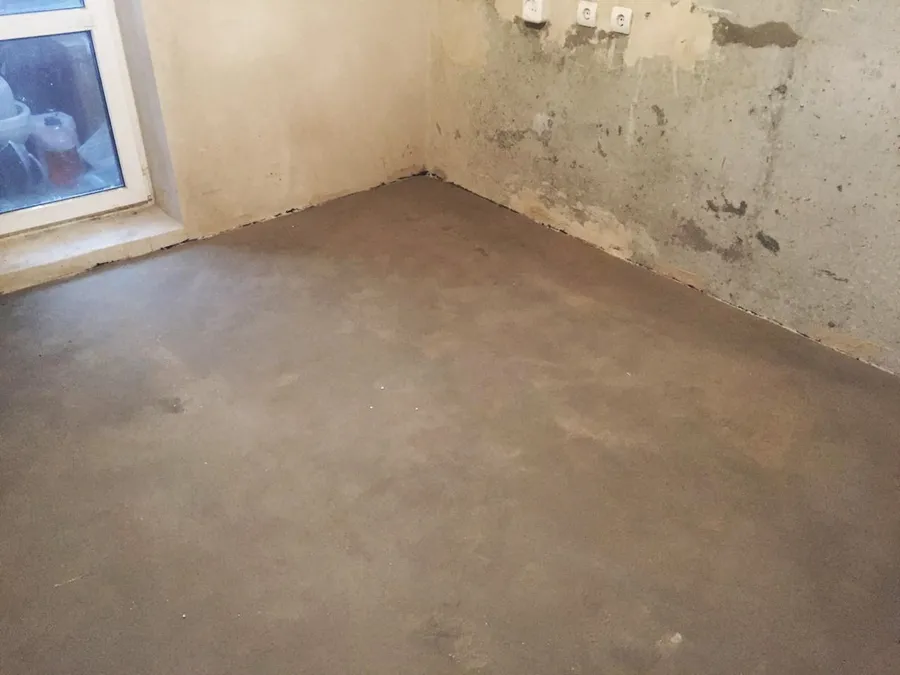 Металлические маяки вынимаются на этапе застывания раствора. После чего стяжка перетирается и доводится до состояния идеальной поверхности, подходящим для настила линолеума или другого напольного покрытия.