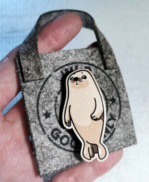 Деревянные значки в подарок девушке - брошь в виде тюленя