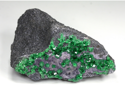 Уваровит кристаллы на породе, Урал (54*30*40 мм, 93 г) №25870