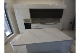 Кухня белый глянец с антресолью и островом