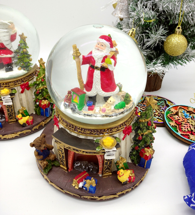 Большой Новогодний снежный шар музыкальный "У камина" 19*16*16см, (Два типа)