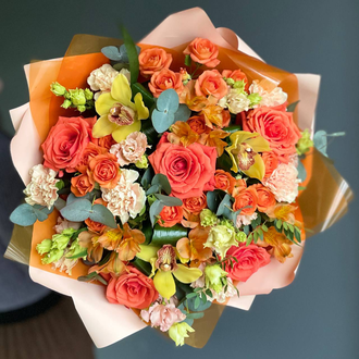 БУКЕТ В РЫЖЕЙ ГАММЕ С ОРХИДЕЯМИ, КУСТОВЫМИ И ОДНОГОЛОВЫМИ РОЗАМИ , МАХРОВОЙ ЭУСТОМОЙ, АЛЬСТРОМЕРИЯМИ И ГВОЗДИКАМИ - (АРТ. С32)