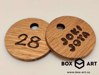 деревянные номерки для гардероба на заказ с логотипом заведения. Номерки для ключей.