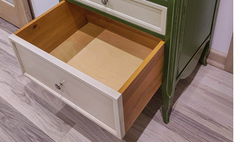 Зеленый аптекарский комод с 11 ящиками.