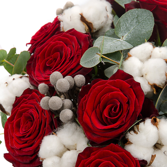 Романтический букет из роз, бруний, хлопка и эвкалипта