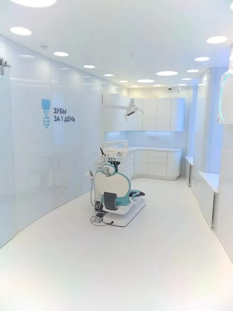 Дубляж стен радиусным стеклом в стоматологической клинике