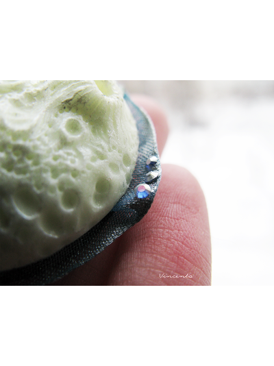 Мистическая луна. Брошь в виде луны из полимерной глины. Украшение светится в темноте