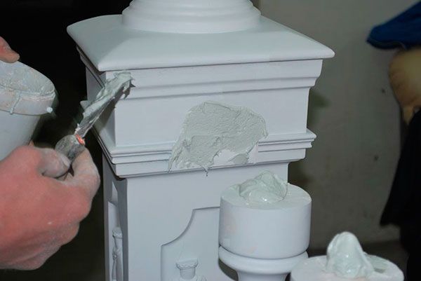 нанесение клея для приклеивания поручня