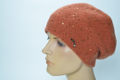 Женский берет терракотового цвета